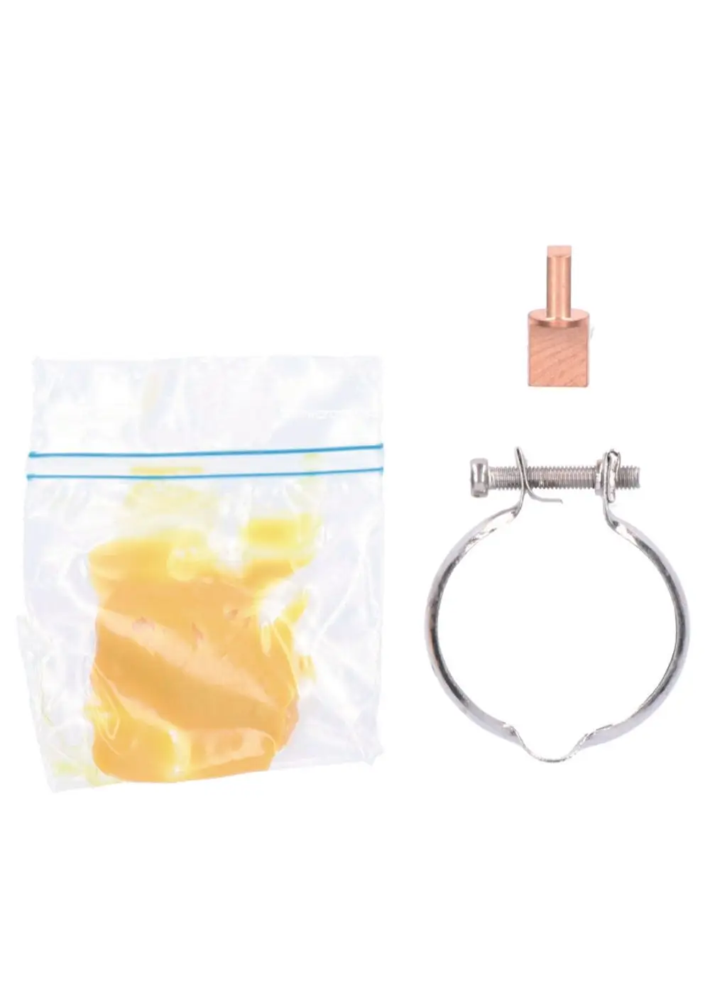 Drei Teile eines Judo Ersatzteilsets: ein gelber Kunststoffbeutel, ein kleiner erhöhter Block aus Metall und ein metallischer Spannring mit Schraube zur Befestigung.